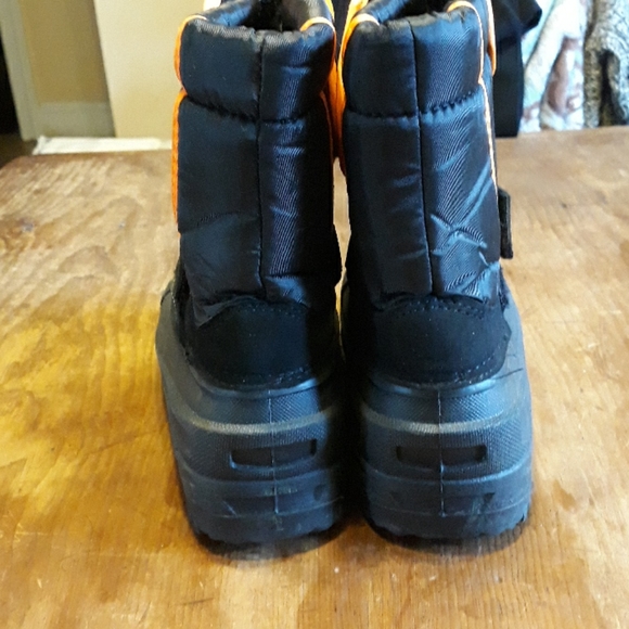 Winter boots, velcro ties, leak resistant - Picture 3 of 9